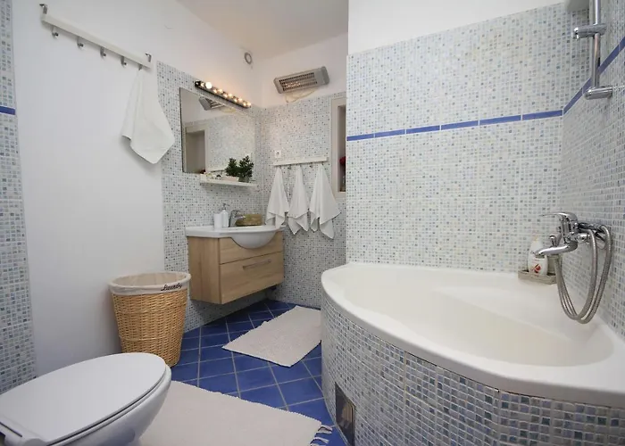 Апартаменти With A Parking Space - 11415 *