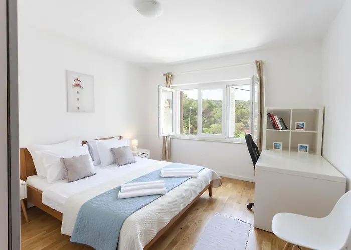 With A Parking Space - 11415 * Макарська