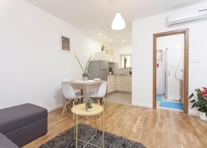 Апартаменти With A Parking Space - 11415 *