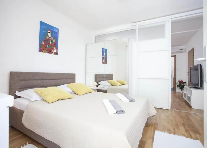 With A Parking Space - 11415 Макарська